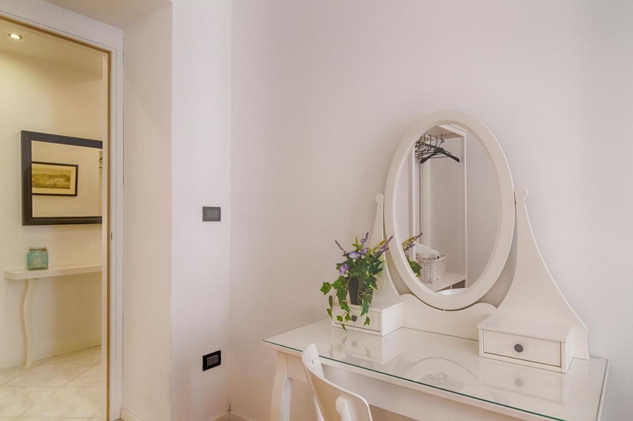 Mihaela Apartment - Charme Near The Station Трієст Екстер'єр фото